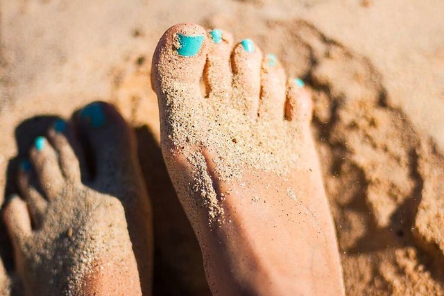 Die Fe in den Sand? Ab ans Meer &#8211; oder ins Strandbad!  | Foto: Juja Han (unsplash.com)