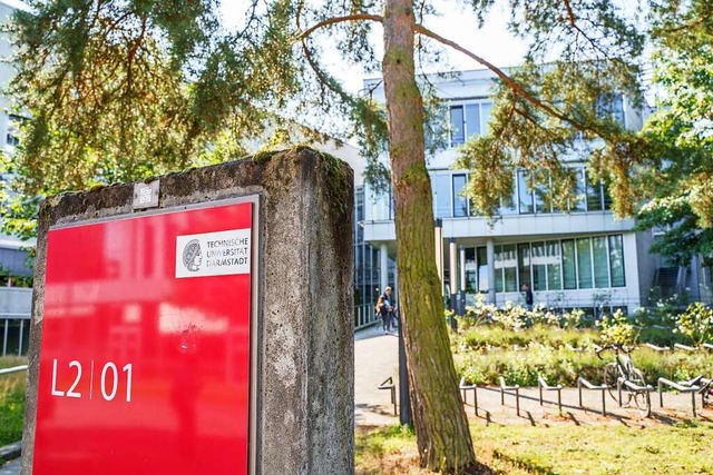 Das Gebude L201 auf dem Campus Lichtw... Darmstadt ist am Dienstag abgesperrt.  | Foto: Frank Rumpenhorst (dpa)