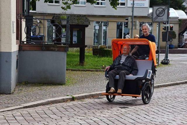 Alte Menschen in Gundelfingen knnen sich mit einer Rikscha durch den Ort fahren lassen