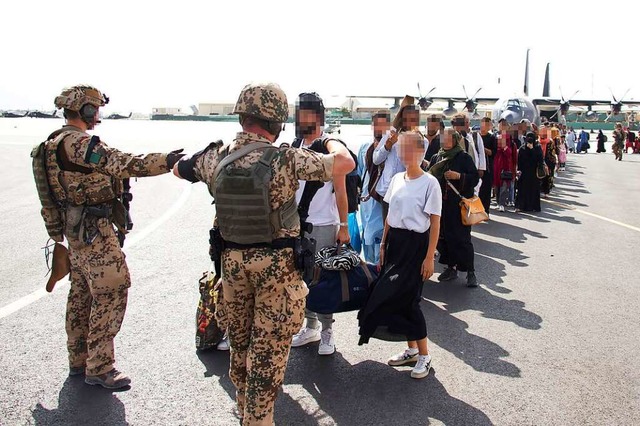 Soldaten im Einsatz am Flughafen in Kabul.  | Foto: Stfw Schueller (dpa)