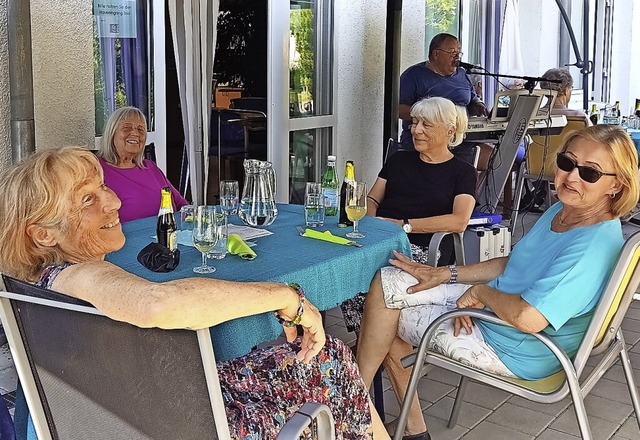 <BZ-FotoAnlauf>Schrers Au: </BZ-FotoA...st auf der Terrasse des Caf Augarten.  | Foto: Diakonisches Werk