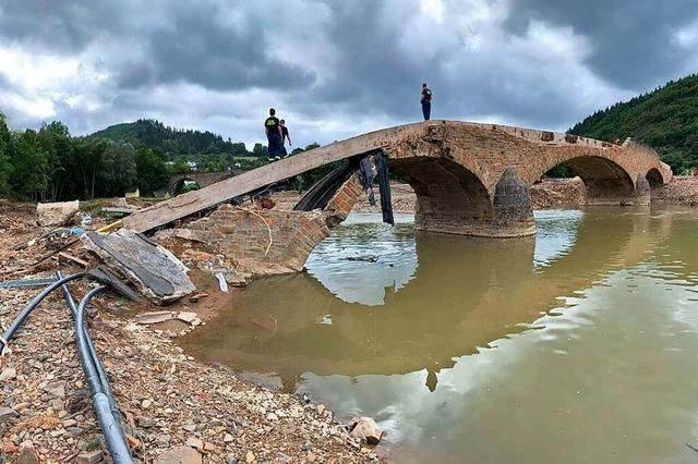 Ehrenamtliche Krfte aus Mllheim insp...en eine zerstrte Brcke ber die Ahr.  | Foto: THW Mllheim