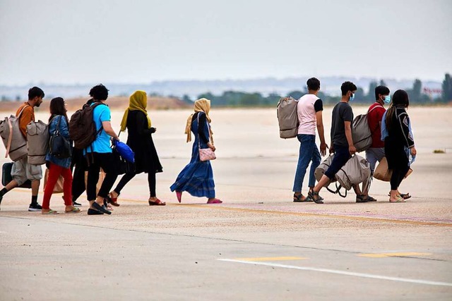 Eine Gruppe afghanischer Jugendlicher ...das sie nach Deutschland bringen soll.  | Foto: Jess Helln (dpa)