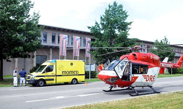 Ein Rettungshubschrauber  bei einem Einsatz in Lahr im Jahr 2016.  | Foto: WOLFGANG KUENSTLE               