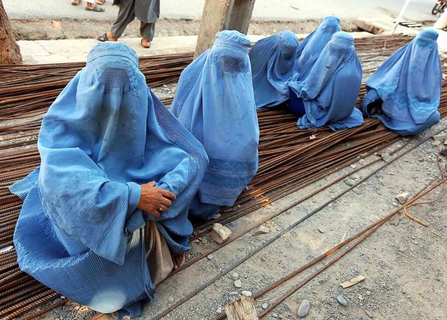 Mglicherweise mssen bald alle afghan...en, so wie diese Frauen 2016 in Herat.  | Foto: Jalil Rezayee (dpa)