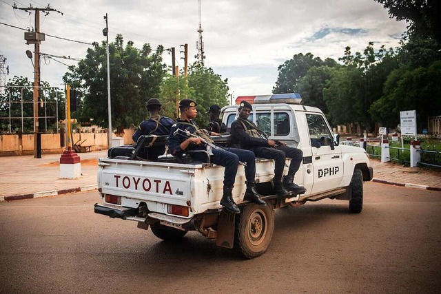 In  Afrika ist Terror in vielen Lnder...r Republik Niger, nach einem Anschlag.  | Foto: Arne Immanuel Bnsch (dpa)