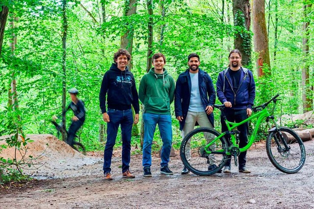 Vier Re-Cycler mit einem der Produkte,...hrle, Gkhan Oruk und  Jrgen Durner.  | Foto: Re-Cycle GmbH
