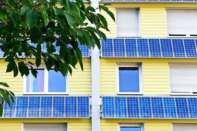 Das Wohnheim an der Kartuserstrae f...seine Solarpaneele an der Fassade auf.  | Foto: Thomas Kunz