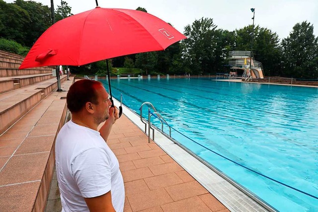 Im Lahrer Terrassenbad hat  Bademeister Dominik Lais das Wasser stets im Blick.  | Foto: Christoph Breithaupt