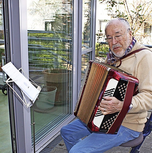 Klaus Flach spielt fr  Bewohner des Seniorenzentrums.  | Foto: Gabriele Fssler