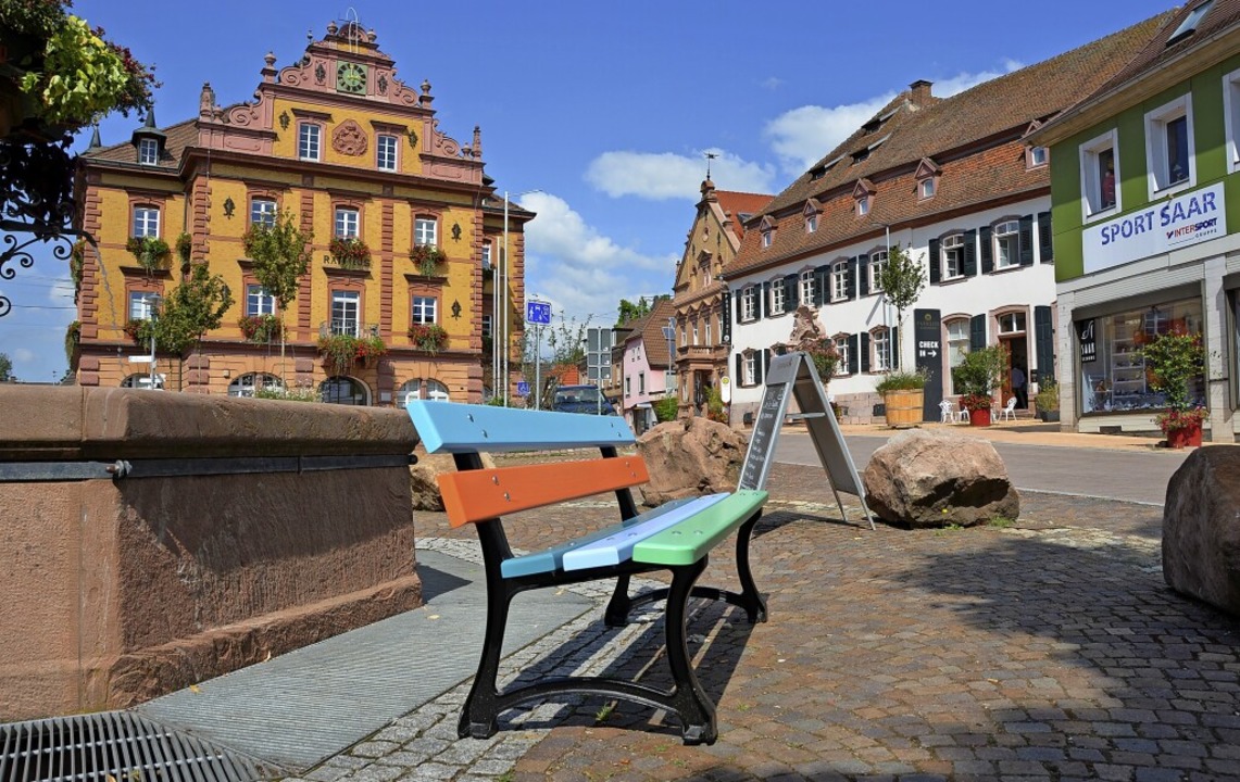 Die Mitfahrbänkle heben sich farblich von normalen Sitzbänken ab.   | Foto: Felix Lieschke