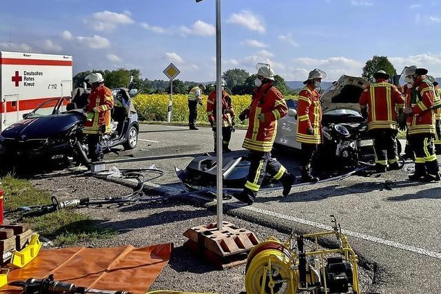 Zwei Fahrzeuge kollidieren