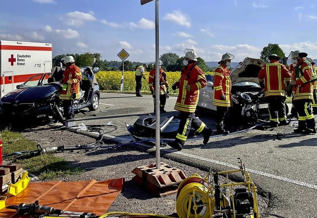 Eine eingeklemmte Person musste die Ke...usammensto auf der alten B3 befreien.  | Foto: Feuerwehr Kenzingen