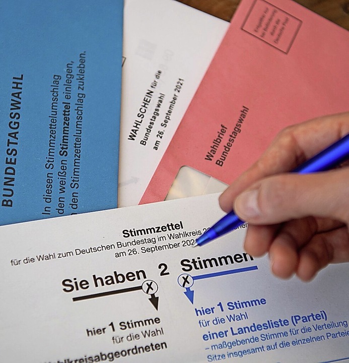 Die Stimmzettel sind bei der Briefwahl gleich.  | Foto: Sven Hoppe (dpa)