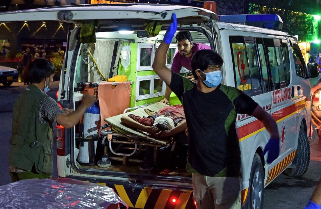 Verletzte wurden mit Krankenwagen in die Krankenhäuser gebracht.   | Foto: WAKIL KOHSAR (AFP)