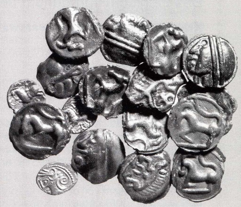 Silber- und Bronzemünzen vom Kegelriss bei Ehrenstetten  | Foto: Regierungspräsidium