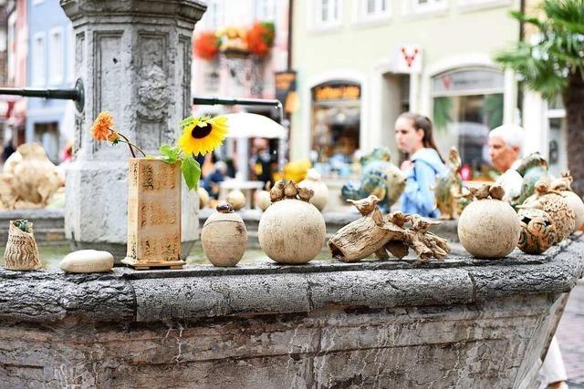 Skulpturen, Schalen und Schmuck erobern Freiburgs Altstadt