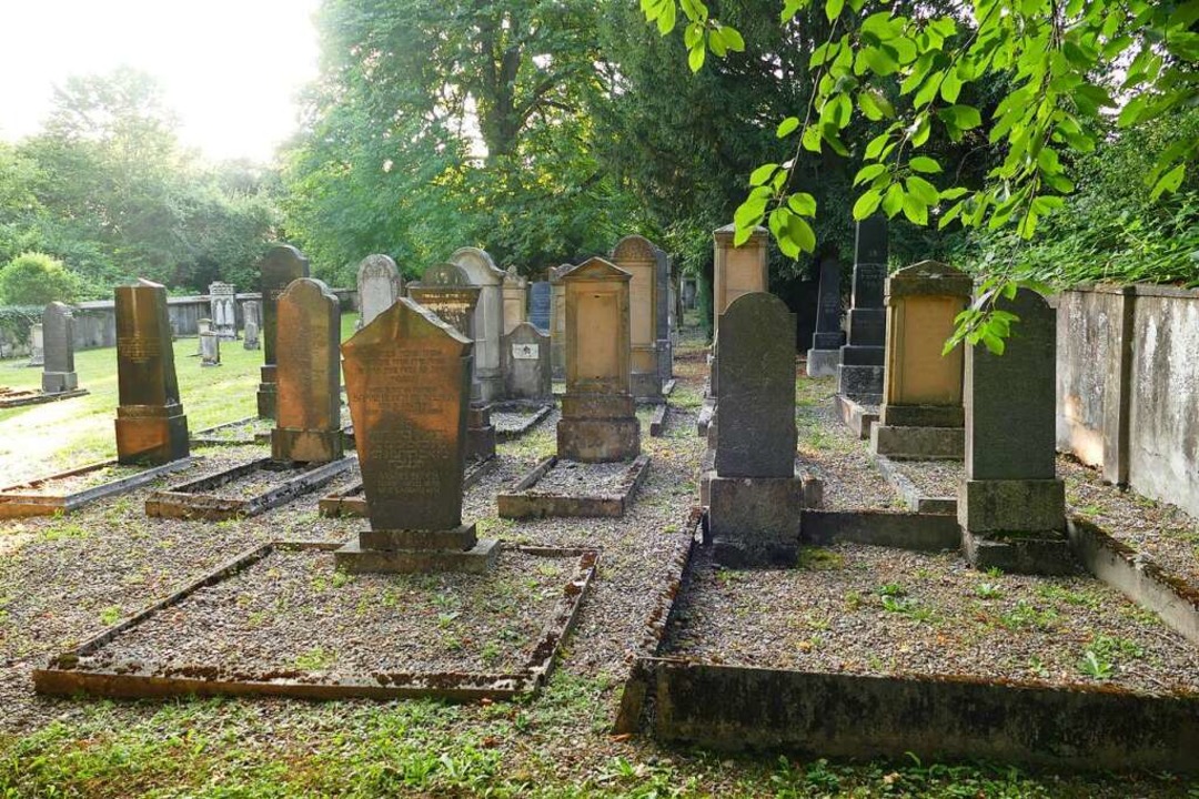 Der 1865 angelegte jüdische Friedhof i...strahlt eine besondere Atmosphäre aus.  | Foto: Victoria Langelott