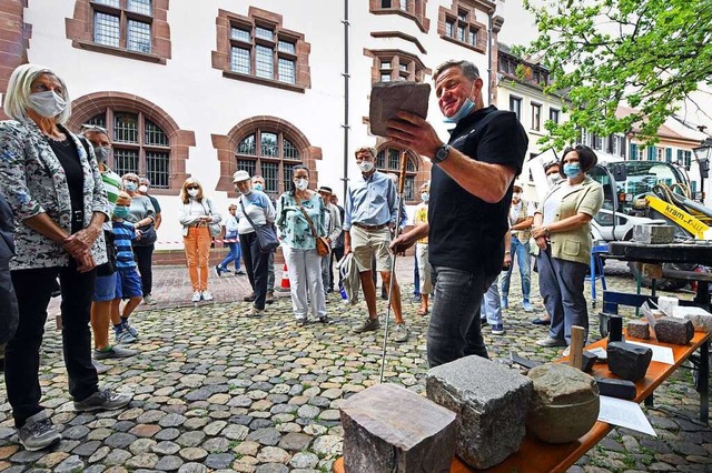 Pflasterer Dieter Saier fhrt bei der ...il aus, wie die Steine verlegt werden.  | Foto: Michael Bamberger