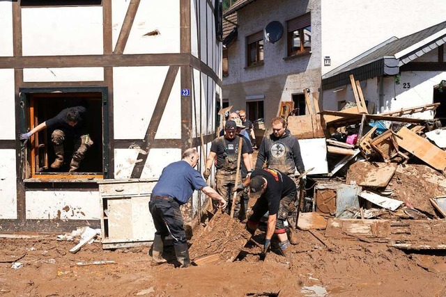 Nach dem Unwetter im Ahrtal sind viele ehrenamtliche Helfer im Einsatz.  | Foto: Thomas Frey (dpa)