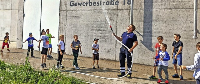 Die Kinder durften eine  realistische ...n dem Feuerwehrgertehaus miterleben.   | Foto: Christiane Seifried