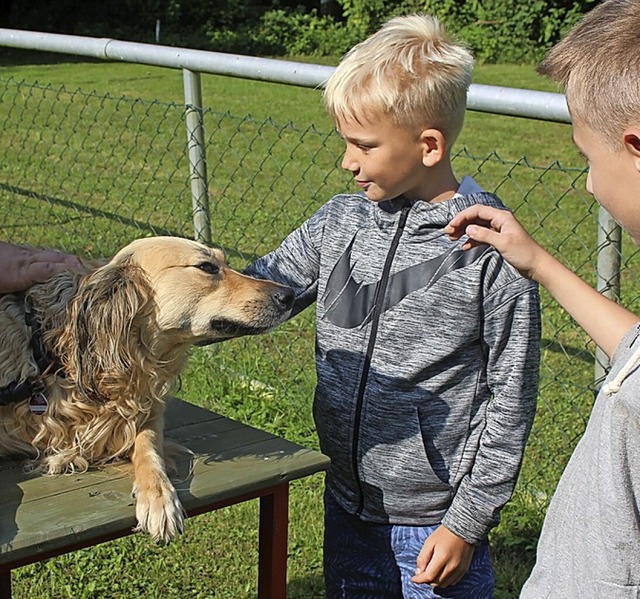 Zehn Kinder genossen den Besuch bei den Hundefreunden.   | Foto: Ingrid Mann