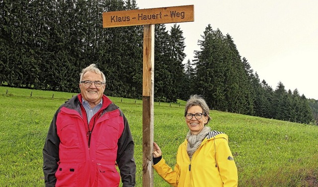 Besondere Wrdigung: Klaus Hauert mit ...traenschilds  in  Rickenbach -Strick.  | Foto: Hochtouristen Kandern