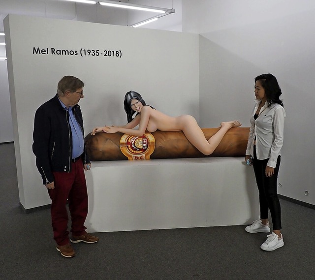 Kunst, die provoziert: Jrgen und Lea ...er betrachten ein Werk von Mel Ramos.   | Foto: Michael Haberer