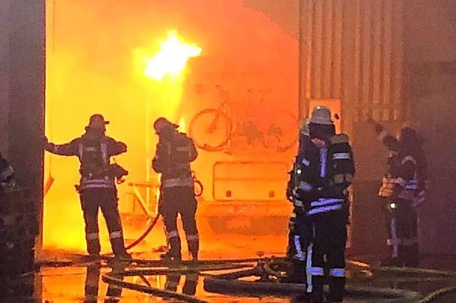 Im November 2018 brannte eine Gewerbeh...ache wird jetzt vor Gericht behandelt.  | Foto: Feuerwehr Wehr