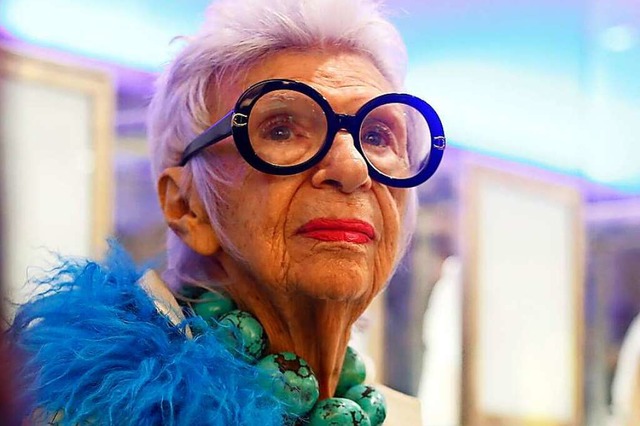 &#8222;Es ist wunderbar, dass auf mein...m mich machen&#8220;, sagt Iris Apfel.  | Foto: Thais Llorca (dpa)