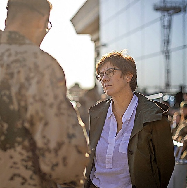 Annegret Kramp-Karrenbauer im Gesprch mit Soldaten in Taschkent  | Foto: MARC TESSENSOHN (AFP)