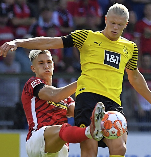 SC-Verteidiger Nico Schlotterbeck (lin...en  Dortmunds Angreifer Erling Haaland  | Foto: THOMAS KIENZLE (AFP)