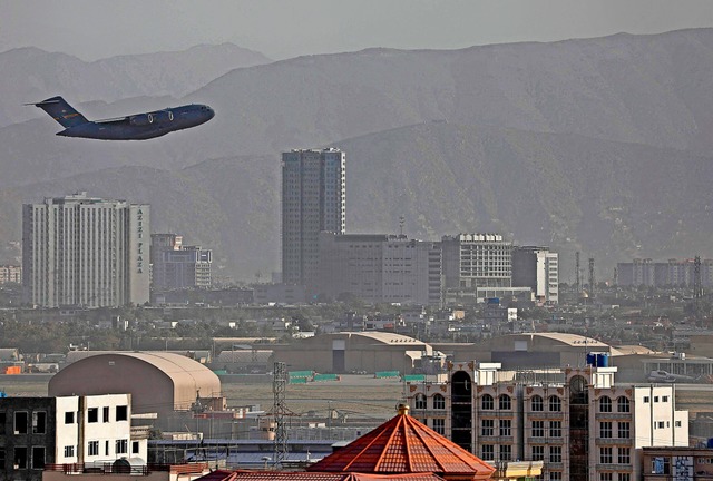 Die USA setzen ihre Evakuierungen aus ... US-Luftwaffe nach dem Start in Kabul.  | Foto: - (AFP)