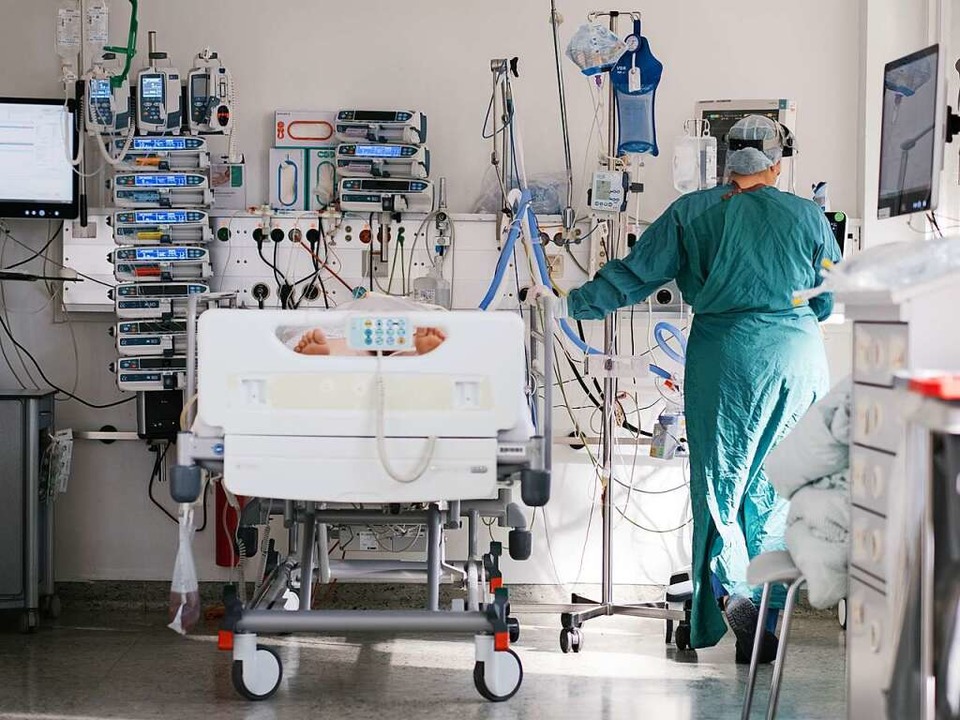 Immer mehr ungeimpfte Covid-19-Patient...chrnkungen fr ungeimpfte Erwachsene.  | Foto: Ole Spata (dpa)