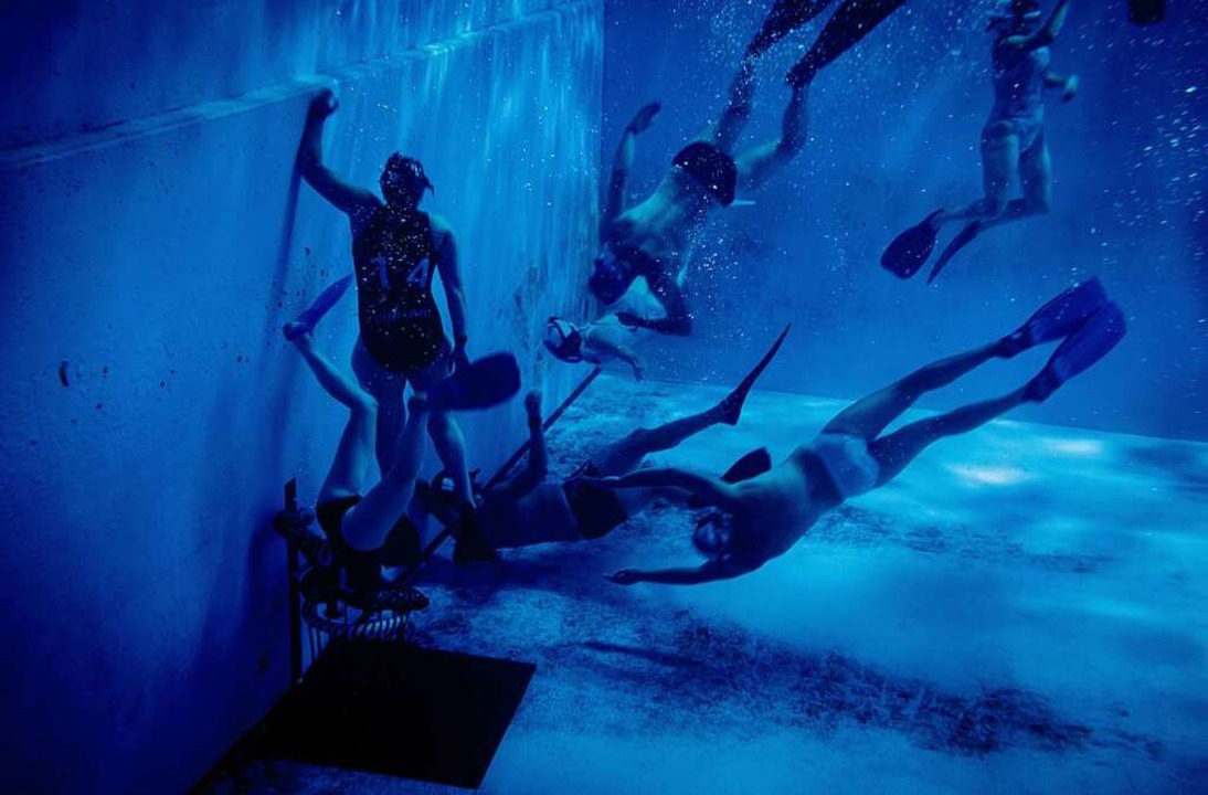 Kathrin Ganter (rechts) bei ihren ersten Versuchen unter Wasser.  | Foto: Jonas Hirt