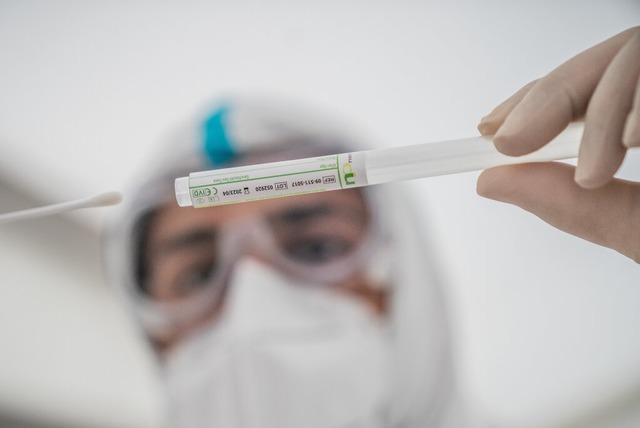 PCR-Tests gelten als Goldstandard unte...e aber nicht ganz einfach zu bekommen.  | Foto: Michael Kappeler (dpa)