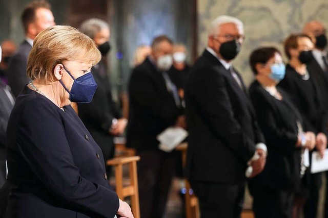 Bundeskanzlerin Angela Merkel (CDU)ver...ndesprsident Frank-Walter Steinmeier.  | Foto: Oliver Berg (dpa)