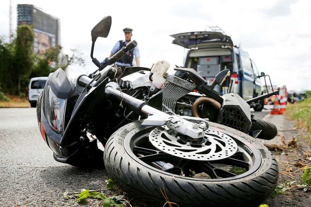 Im Bodenseekreis ist ein Motorradfahre... einem Unfall verstorben (Symbolbild).  | Foto: David Young (dpa)