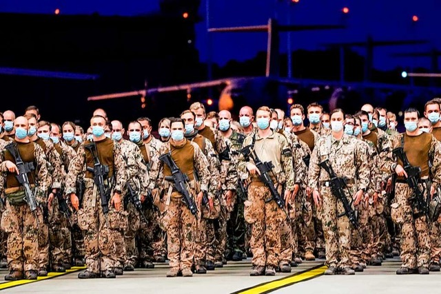 Bundeswehrsoldaten nach ihrer Rckkehr...n neue Ziele, meint Christoph Ziedler.  | Foto: AXEL HEIMKEN (AFP)