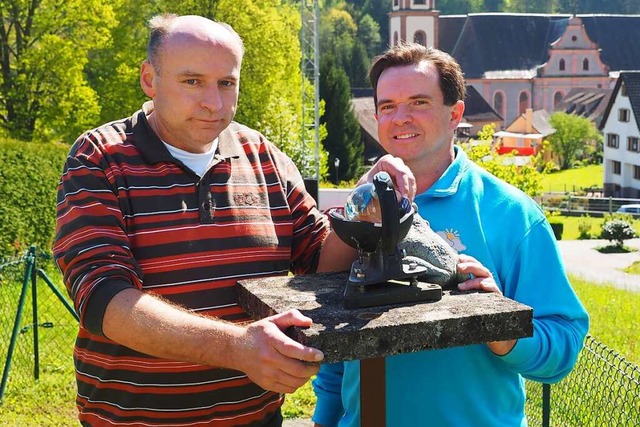 Die Brder Stefan (links) und Patrick ...okumentieren das Wetter in der Region.  | Foto: Susanne Gilg