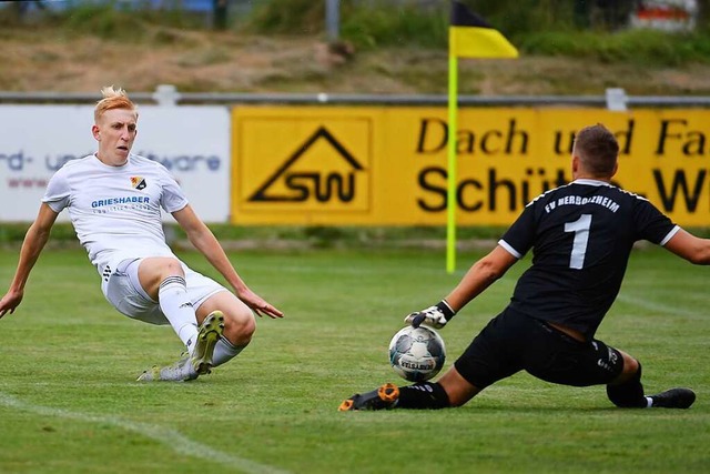 18-jhriger Aktivposten: Benedikt Illm...ten Solo an FVH-Keeper Pascal Metzger.  | Foto: Neithard Schleier