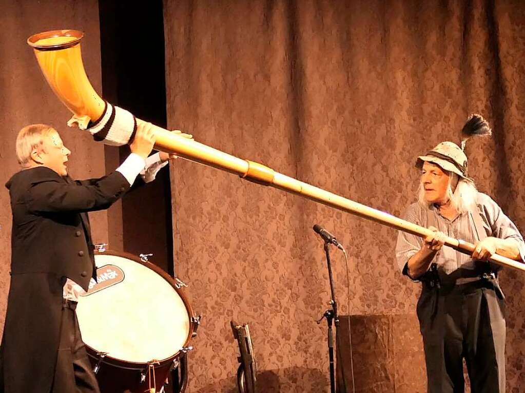 Akrobatik, Clownerie und unbndige Musikalitt boten Christoph Schelb und Max-Albert Mller alias Gogol & Mx bei zwei ausverkauften und umjubelten Auftritten im groen Chapiteau-Zelt der Kulturbaustelle beim Heimspiel in Staufen.