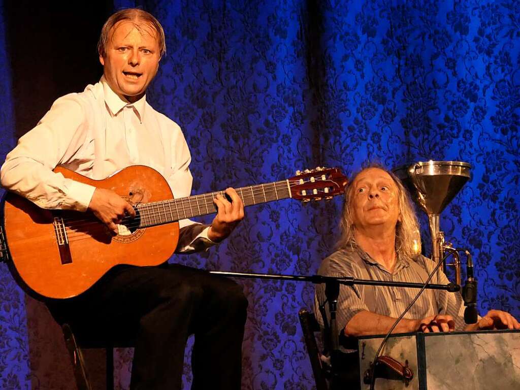 Akrobatik, Clownerie und unbndige Musikalitt boten Christoph Schelb und Max-Albert Mller alias Gogol & Mx bei zwei ausverkauften und umjubelten Auftritten im groen Chapiteau-Zelt der Kulturbaustelle beim Heimspiel in Staufen.