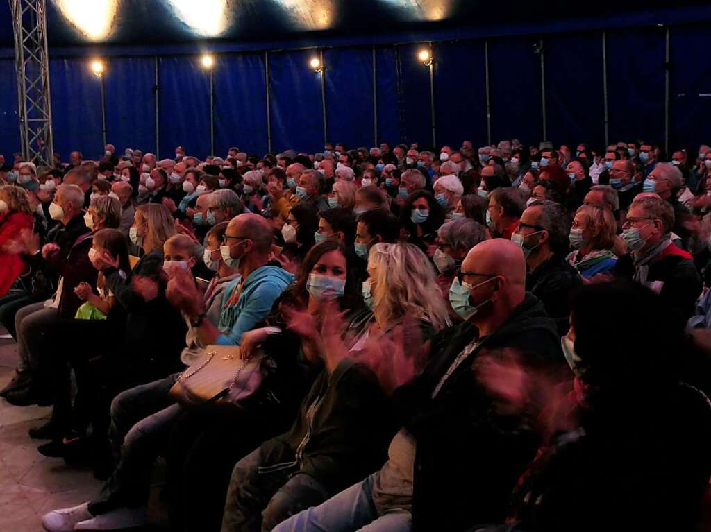 Akrobatik, Clownerie und unbndige Musikalitt boten Christoph Schelb und Max-Albert Mller alias Gogol & Mx bei zwei ausverkauften und umjubelten Auftritten im groen Chapiteau-Zelt der Kulturbaustelle beim Heimspiel in Staufen.