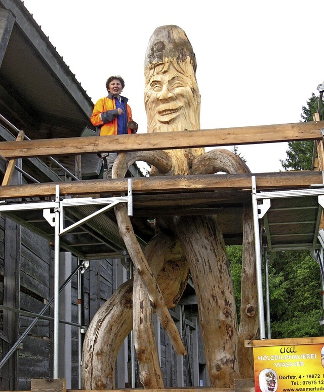 Bald ist Holzbildhauerin Ulrike Wasmer... Arbeit an der mchtigen Figur fertig.  | Foto: Ulrike Spiegelhalter