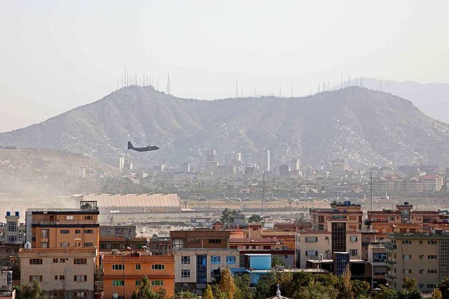 Ein Militrflugzeug hebt ab vom Flughafen in Kabul.  | Foto: - (AFP)