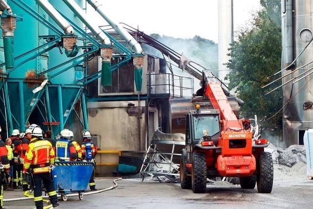 Feuerwehren bringen Feuer in Recyclingunternehmen rechtzeitig unter Kontrolle