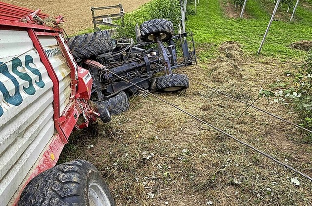 In einer Steillage nahe Laufenburg (Schweiz)  ist ein Traktor umgekippt.  | Foto: Kantonspolizei Aargau