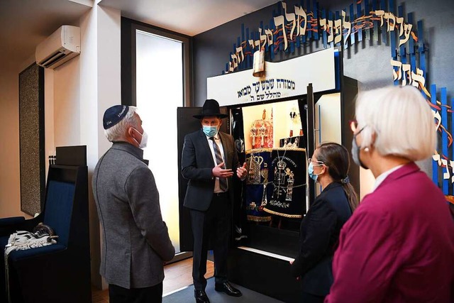 Der Lrracher Rabbiner Moshe Flomenman...meisterin Gudrun Heute-Bluhm (rechts).  | Foto: Juri Junkov