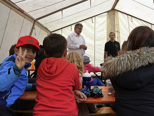 Kenzingens Brgermeister Matthias Gude...ielaktion auf dem Herbolzheimer Hfle.  | Foto: Felix Lieschke